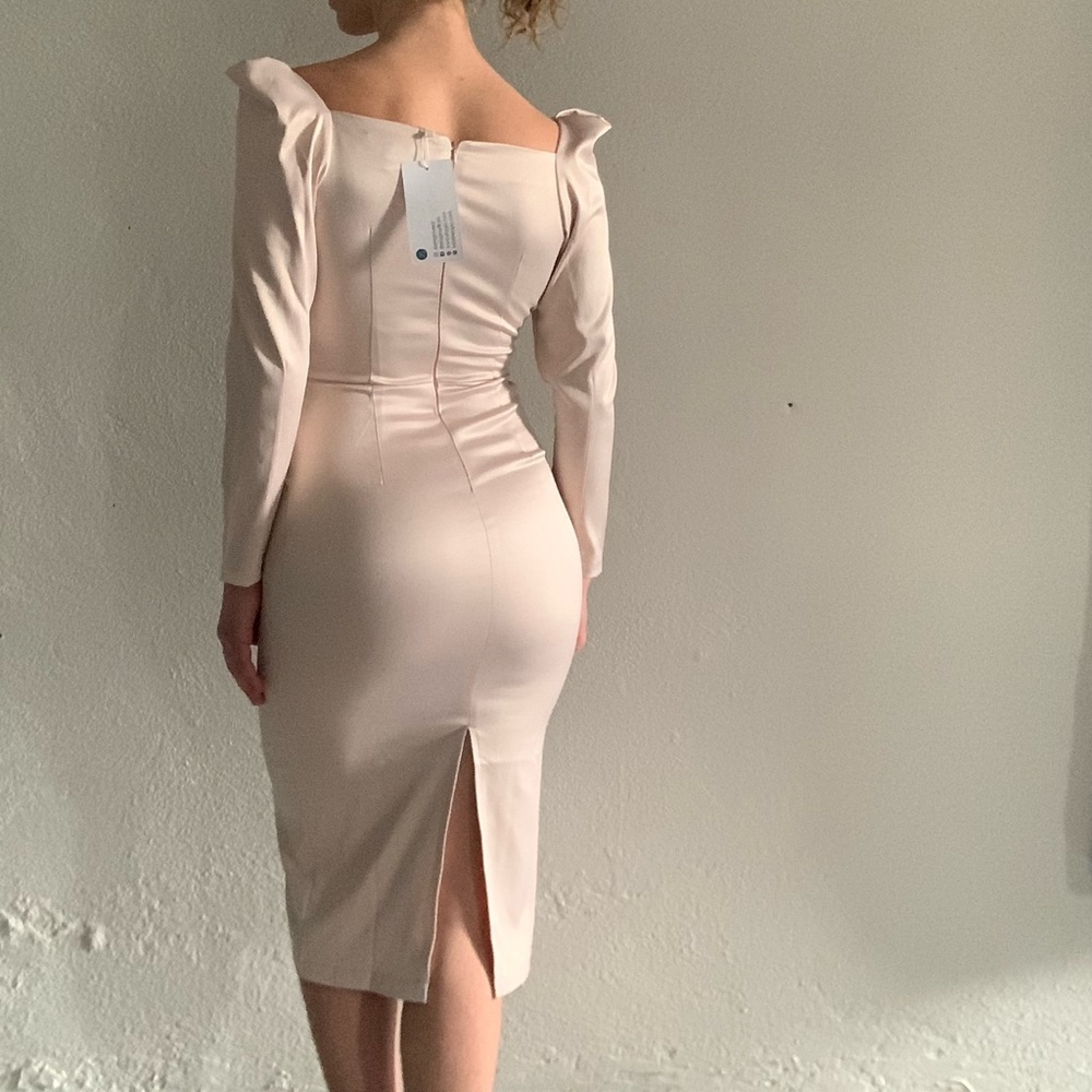 Elagia Bodycon Midi Dress